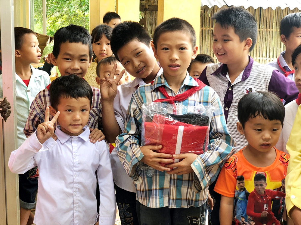 Được nhận đồng phục mới các em rất thích thú, mong rằng mùa đông tới các em sẽ ấm áp hơn.