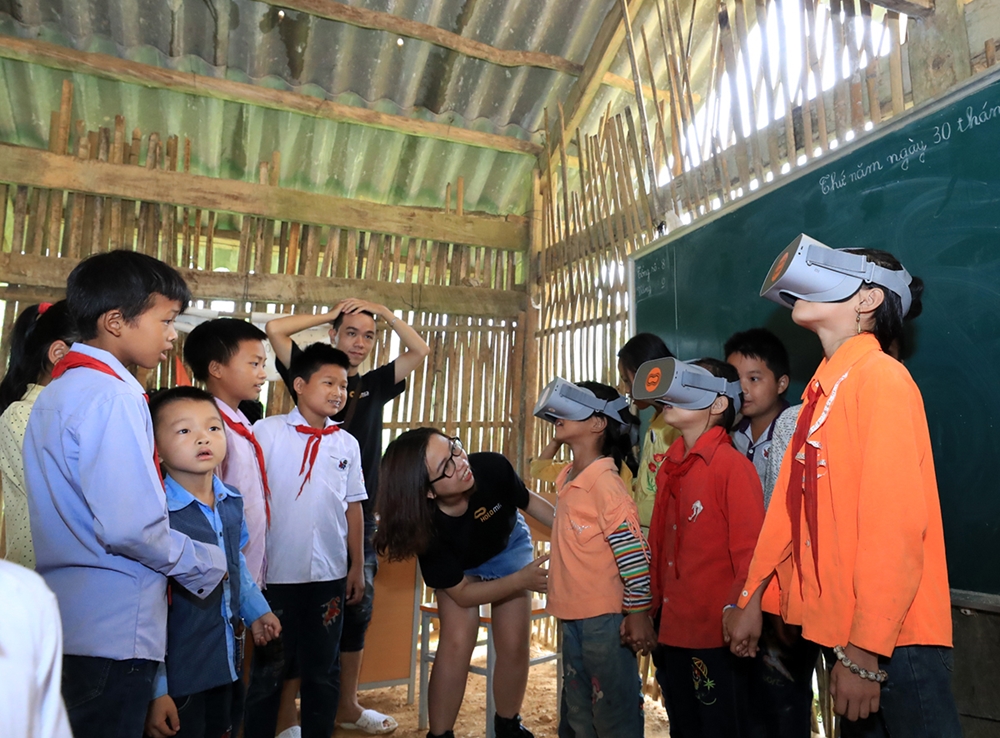 Thầy và trò được trải nghiệm du lịch khám phá đáy đại dương, vui chơi công viên qua công nghệ thực tế ảo 3D hiện đại, mang đến nhiều cảm xúc và hình ảnh trực quan sinh động.