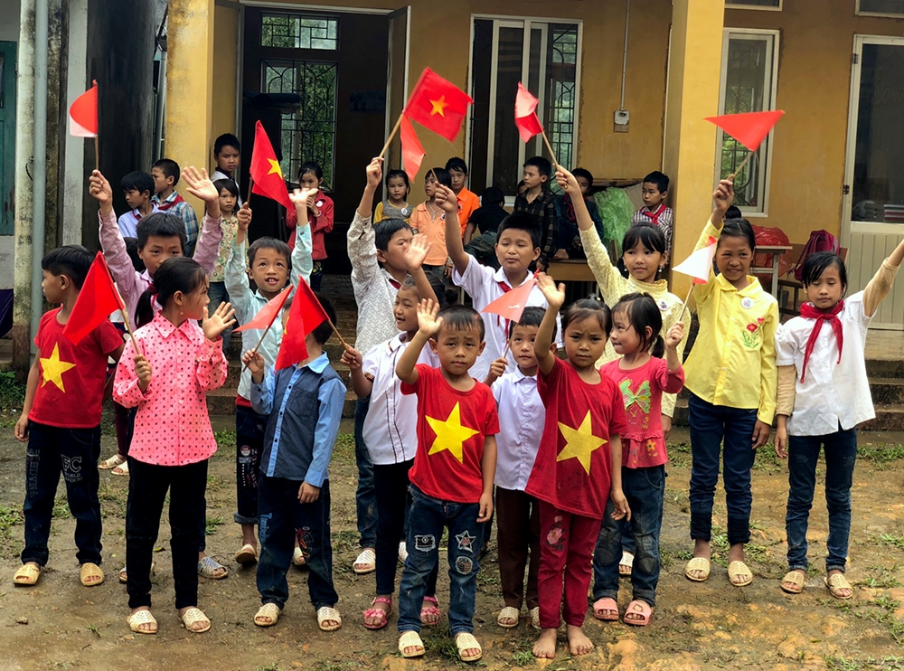 Lưu luyến giây phút chia tay, đoàn thiện nguyện mong muốn thầy cô giáo và các em học sinh nơi đây được học tập, công tác trong điều kiện tốt hơn.