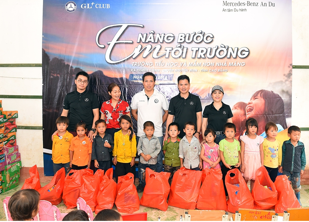 Mỗi suất quà trị giá 650.000 đồng gồm đồng phục học sinh, cặp lồng, dụng cụ học tập, ruốc, bánh kẹo...