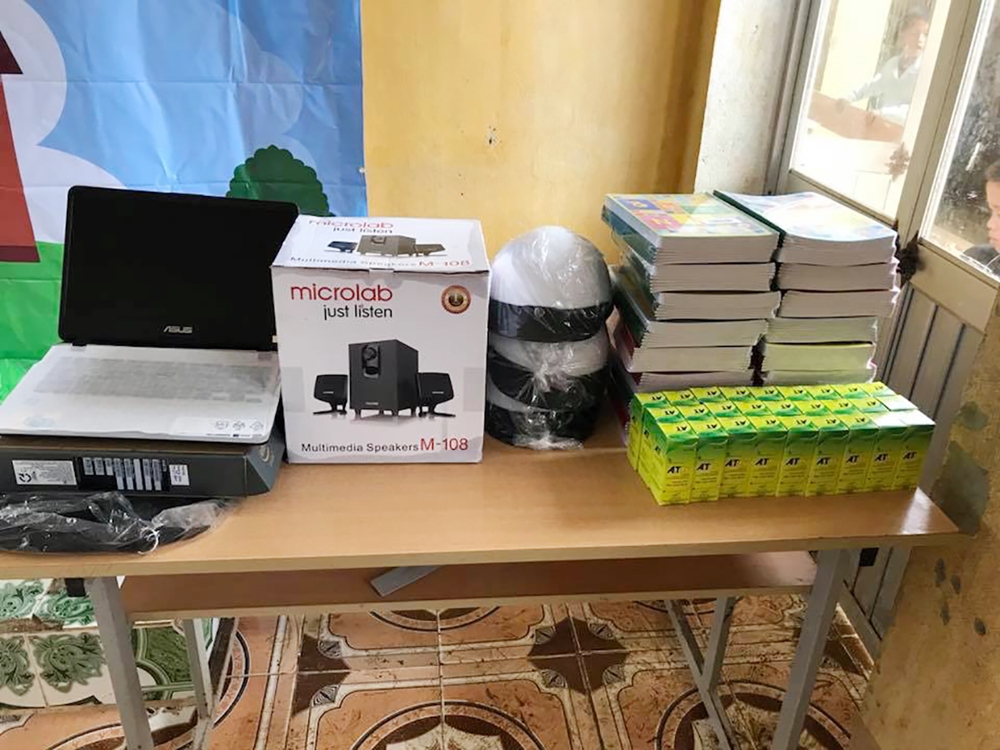 Tặng các thầy cô tại điểm trường máy tính xách tay, máy phát điện, tủ thuốc và bồn nước cho nhà trường.