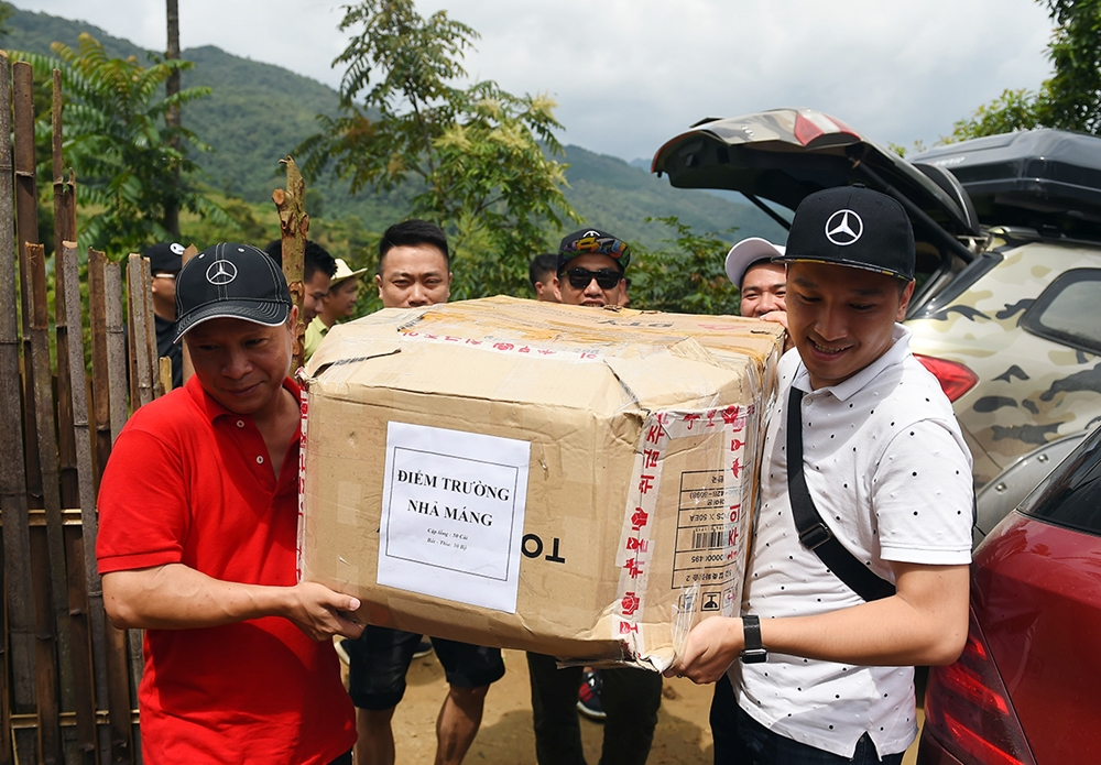 Nhóm tặng 110 suất quà cho toàn bộ học sinh ở điểm Trường Mầm non và Tiểu học Nhả Máng (xã Thành Công) và điểm Trường Mầm non và Tiểu học Đông Bao (xã Nguyên Bình), tỉnh Cao Bằng.