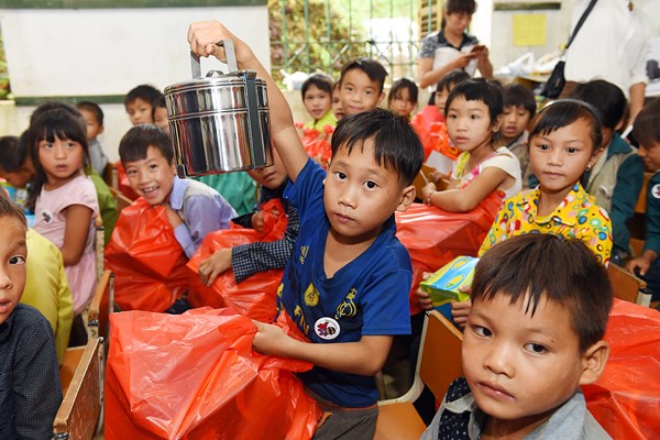 Nâng bước em đến trường