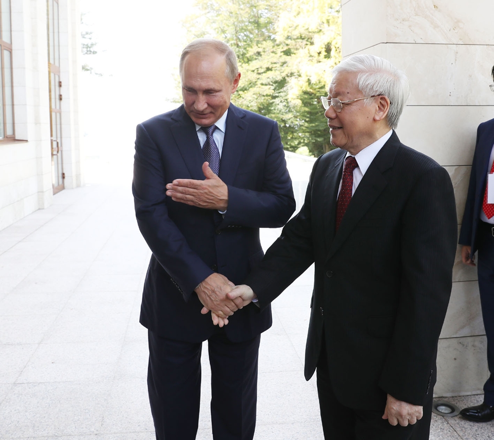 Tổng thống Nga Vladimir Putin đón Tổng Bí thư Nguyễn Phú Trọng tại Dinh thự Botraroov Rutrei (thành phố Sochi).