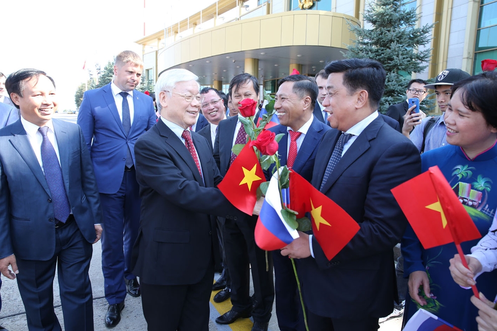 Đông đảo cán bộ, nhân viên Đại sứ quán và cộng đồng người Việt ở Liên bang Nga chào đón Tổng Bí thư Nguyễn Phú Trọng.