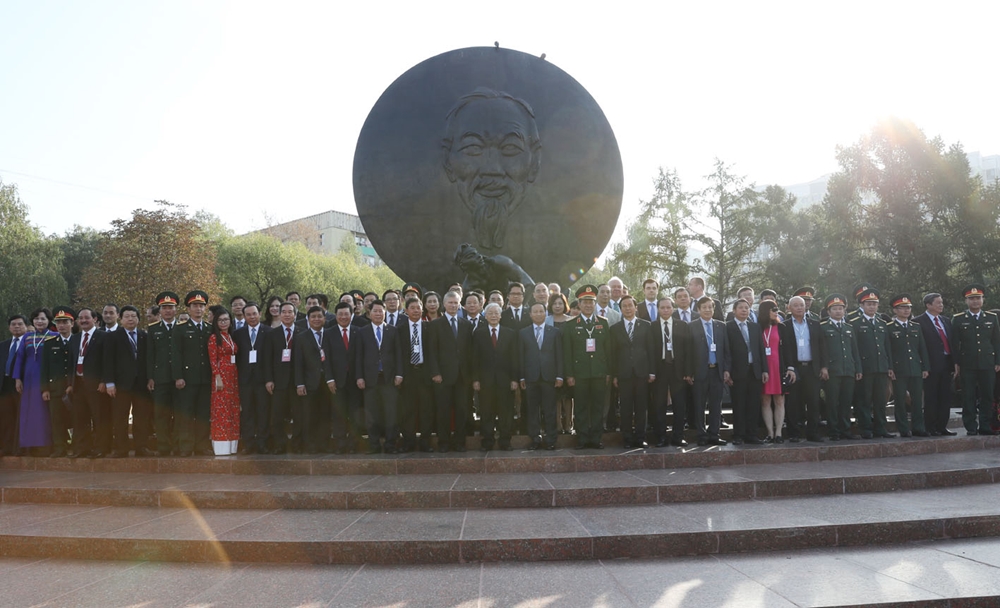 Đoàn đại biểu cấp cao Việt Nam đặt hoa tại tượng đài Bác Hồ trong khuôn viên Quảng trường Hồ Chí Minh ở thủ đô Moskva.