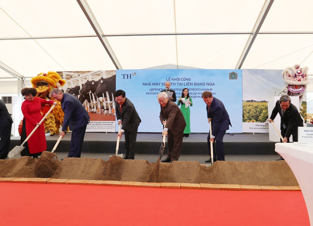 Tại Kaluga Tổng Bí thư dự Lễ khởi công Nhà máy chế biến sữa của Tập đoàn TH True Milk. Nhà máy này có công suất và công nghệ thuộc tốp đầu của Liên bang Nga.