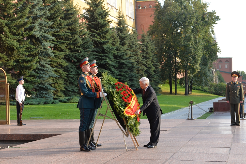 Tổng Bí thư Nguyễn Phú Trọng đặt vòng hoa tại Đài Liệt sĩ vô danh ở thủ đô Moskva.