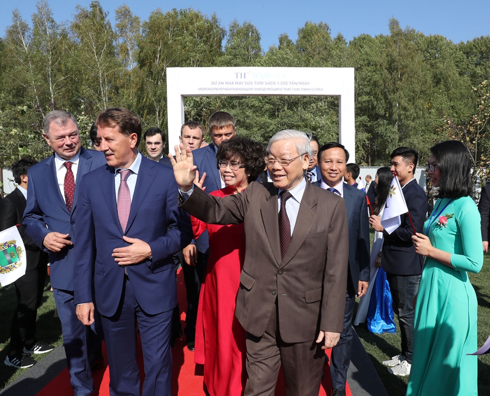 Tổng Bí thư Nguyễn Phú Trọng cùng Phó thủ tướng Chính phủ Liên bang Nga Alexei Vasilievich Gordeev và quan chức hai nước thăm tỉnh Kaluga.