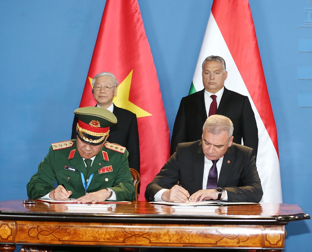 Tổng Bí thư Nguyễn Phú Trọng và Thủ tướng Hungary Viktor Orban chứng kiến Lễ ký kết 7 văn kiện quan trọng giữa hai nước.