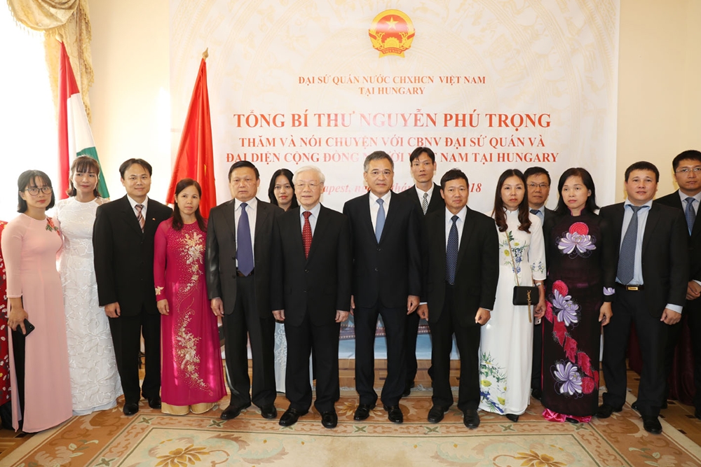 Tổng Bí thư Nguyễn Phú Trọng nói chuyện với cán bộ, nhân viên Đại sứ quán và cộng đồng người Việt tại Hungary.