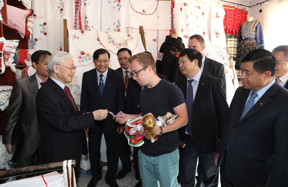 Tổng Bí thư Nguyễn Phú Trọng tham quan thành phố Szentendre, Hungary.