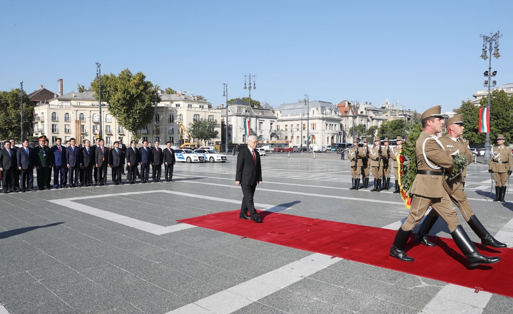 Tổng Bí thư Nguyễn Phú Trọng đặt hoa tại Quảng trường những người Anh hùng (Hungary).