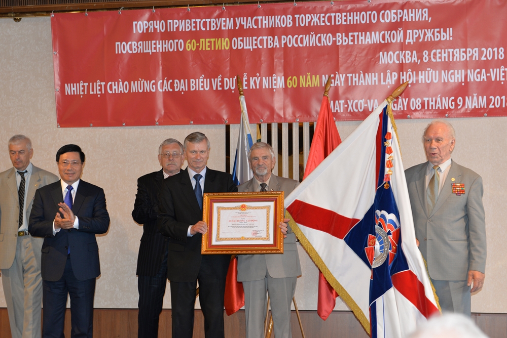 Sáng 8-9, Tổng Bí thư Nguyễn Phú Trọng chứng kiến đồng chí Phạm Bình Minh, Ủy viên Bộ Chính trị, Phó thủ tướng Chính phủ, Bộ trưởng Bộ Ngoại giao trao Huân chương Hữu nghị hạng Nhất tặng Hội Hữu nghị Nga–Việt tại Lễ Kỷ niệm 60 năm Ngày thành lập hội.