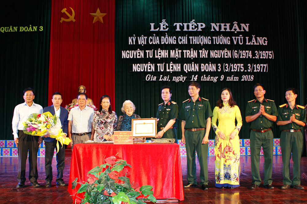 Quân đoàn 3 tiếp nhận kỷ vật của Thượng tướng Vũ Lăng

