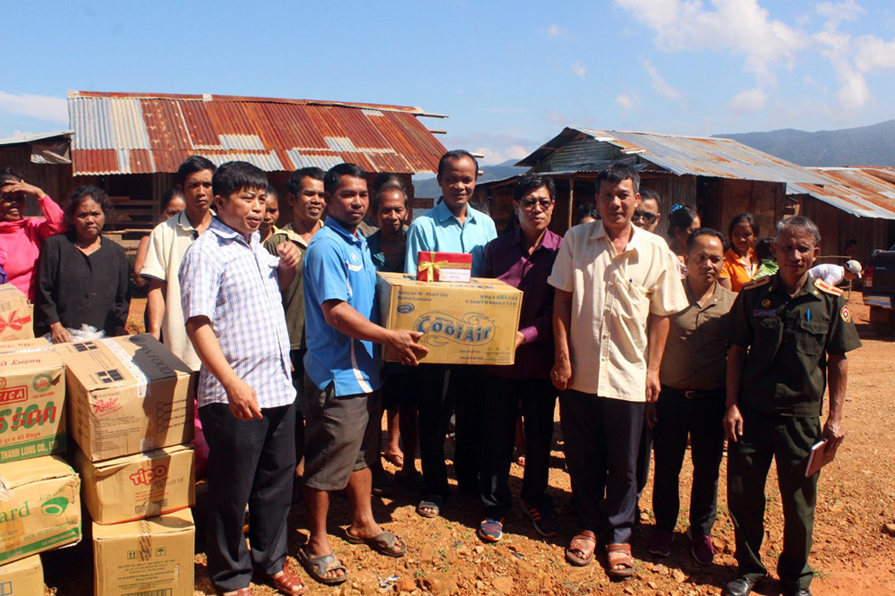 Đoàn Kinh tế- Quốc phòng 206 tặng quà nhân dân vùng lũ ở Lào

