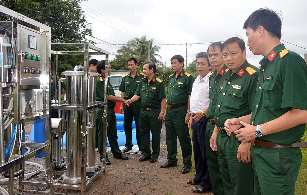 Viện Công nghệ mới tặng thiết bị lọc nước cơ động cho Bộ CHQS Tây Ninh