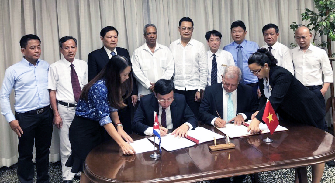 Bàn giao 5.000 tấn gạo tặng nhân dân Cuba