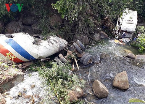 Xe bồn mất phanh đâm xe khách rơi xuống suối khiến 10 người chết