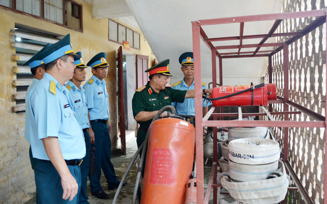 Kiểm tra công tác quản lý vật chất hậu cần tại Quân chủng Phòng không- Không quân