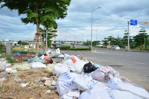 Bãi tập kết rác trái phép dưới chân cầu vượt ngã ba Huế (Đà Nẵng)