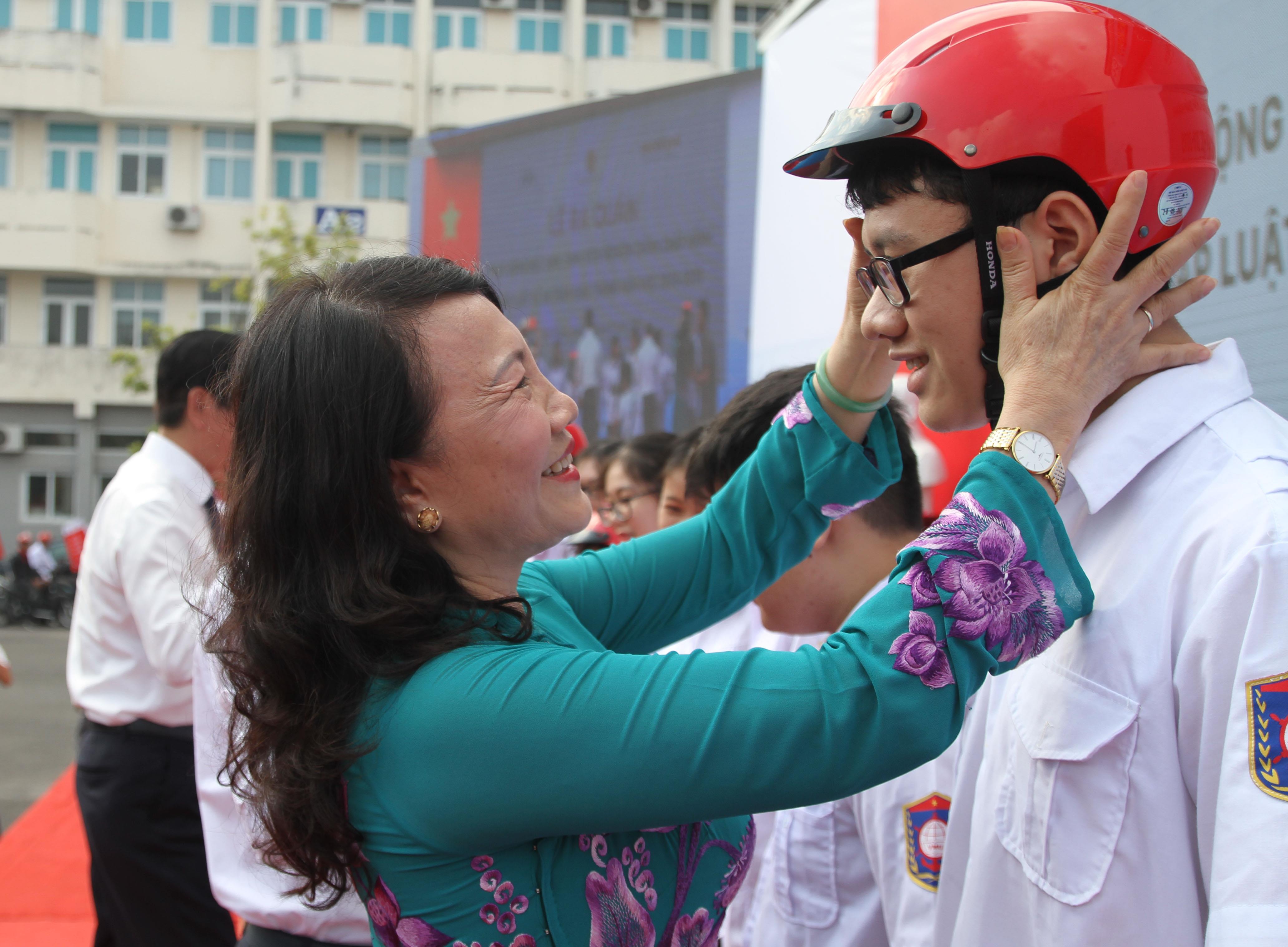 Phát động học sinh, sinh viên chấp hành pháp luật về an toàn giao thông