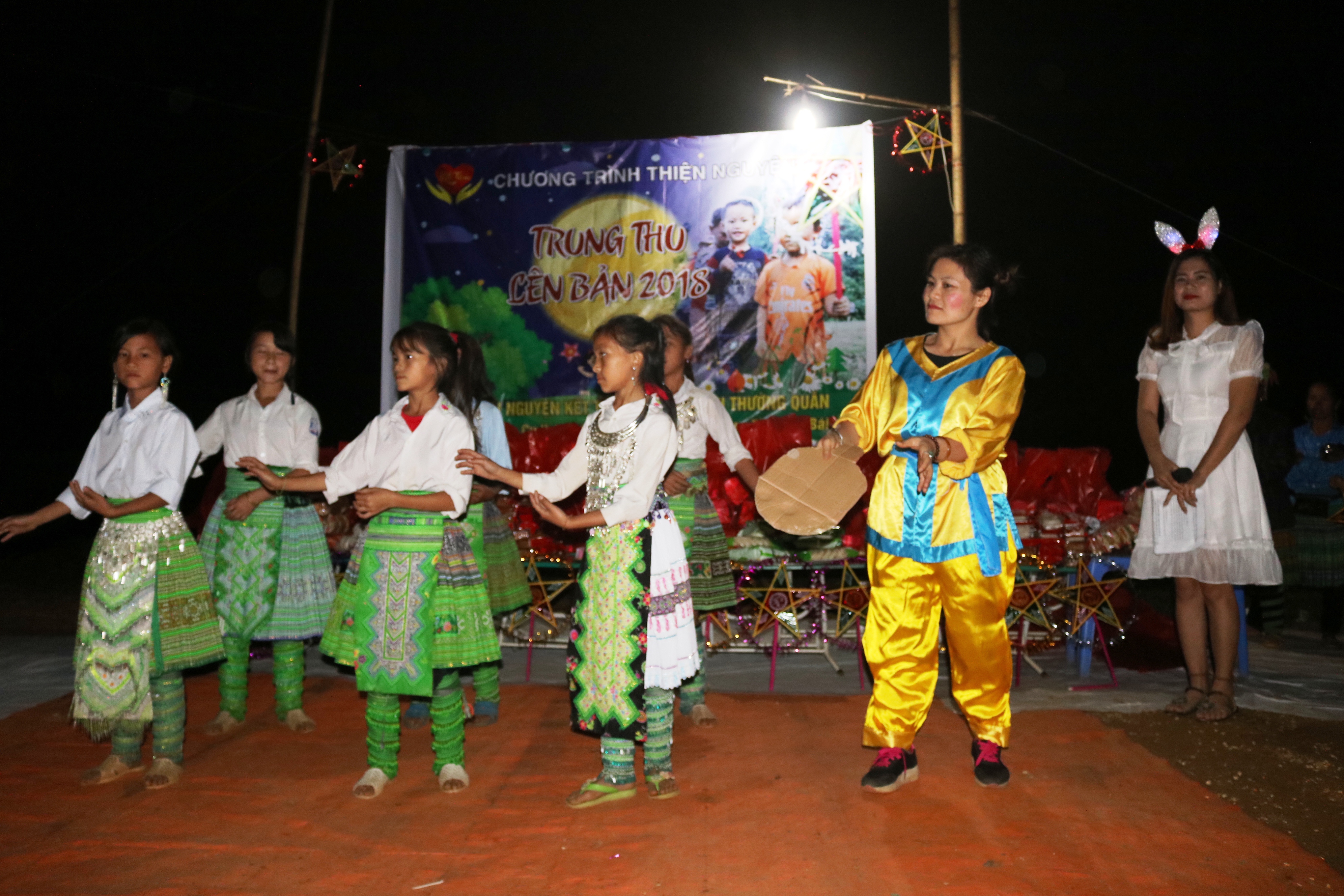 Hành trình “cõng trăng” lên bản