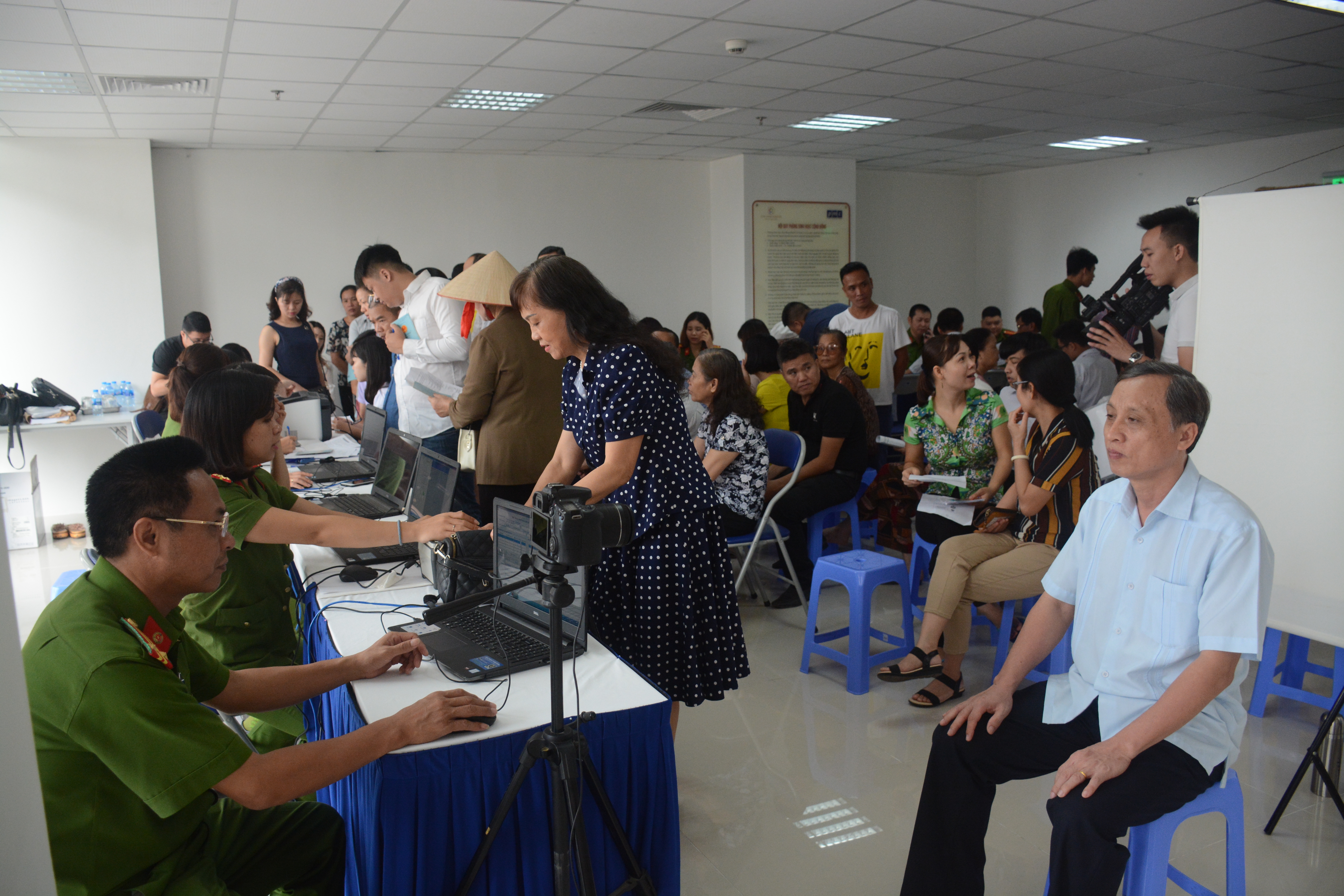 Công an xuống khu dân cư hỗ trợ nhân dân làm thẻ căn cước trong ngày nghỉ