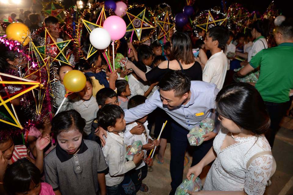 Mang “Vầng trăng yêu thương” đến với trẻ em nghèo vùng cao huyện Kỳ Sơn