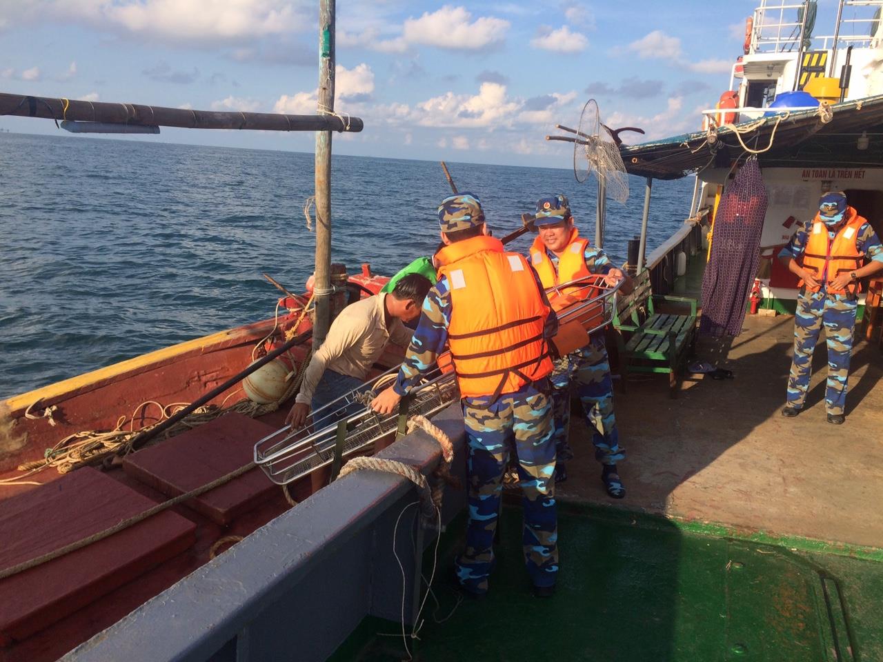 Tàu 707 (Hải đoàn 128) cấp cứu ngư dân bị nạn trên biển