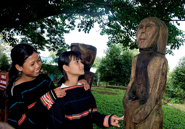 Khai trương Khu trưng bày tượng gỗ dân gian Bahnar, Jrai