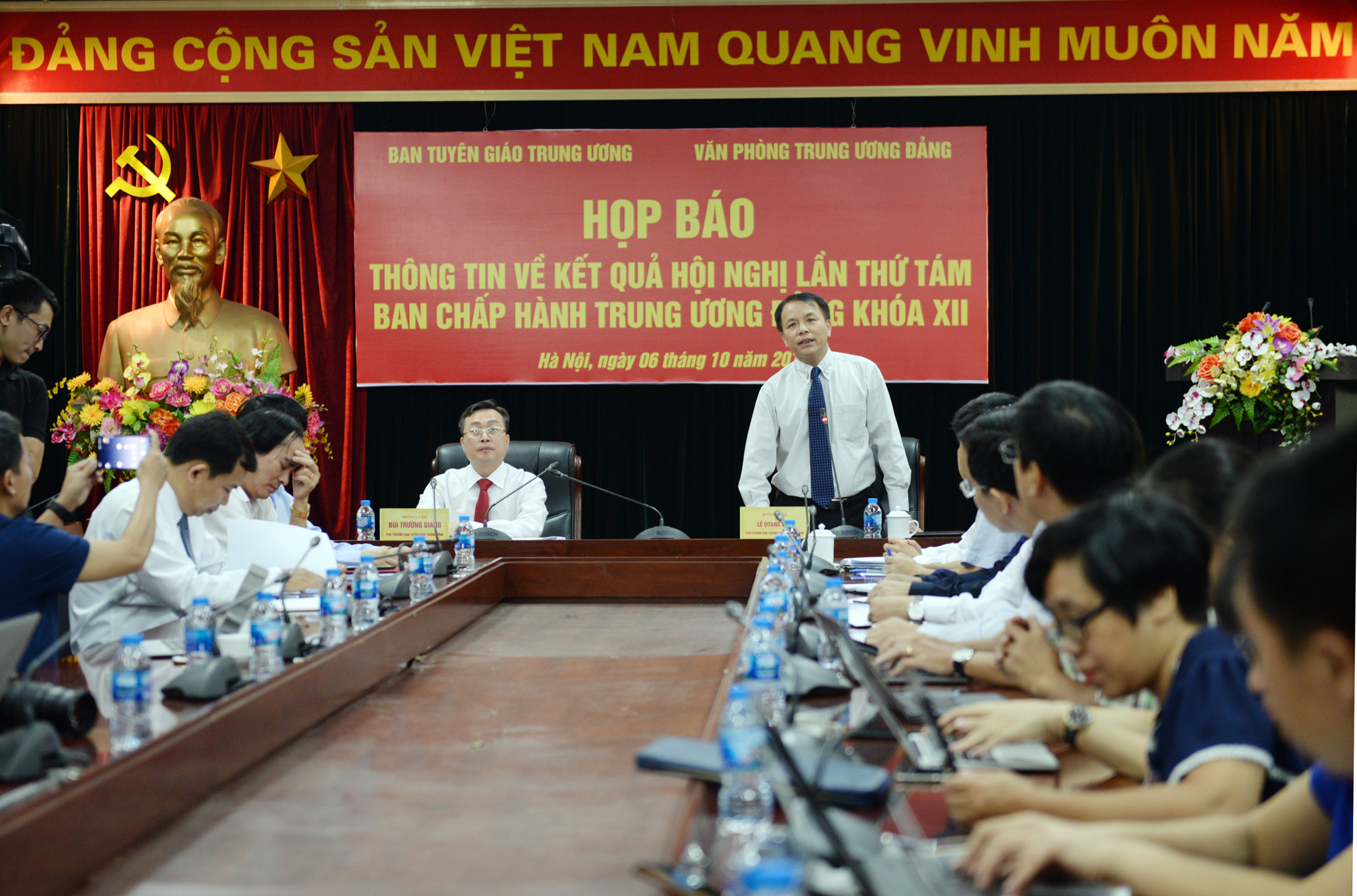 Họp báo thông tin về kết quả Hội nghị lần thứ 8, Ban Chấp hành Trung ương Đảng khoá XII