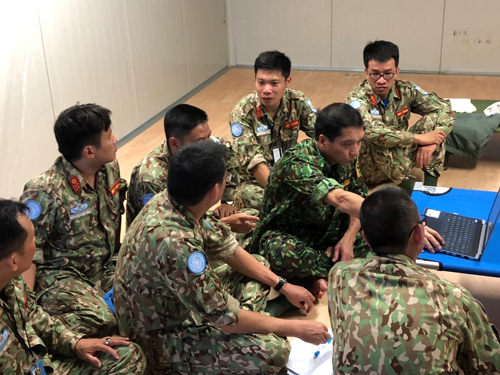 Chỉ huy Bệnh viện cùng các cán bộ, bác sĩ và trưởng bộ phận chủ chốt thảo luận công việc.