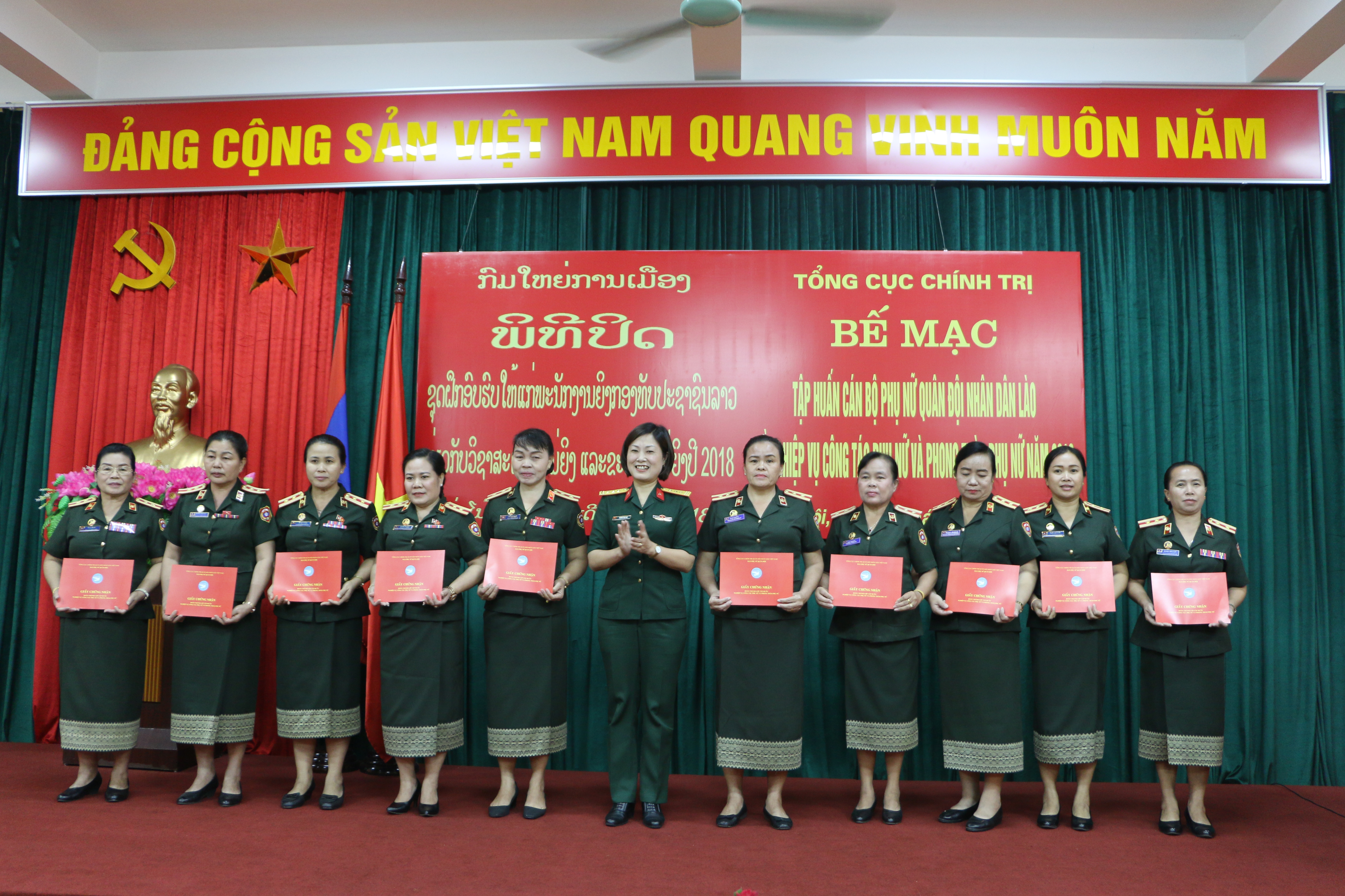 Bế mạc tập huấn cán bộ phụ nữ QĐND Lào