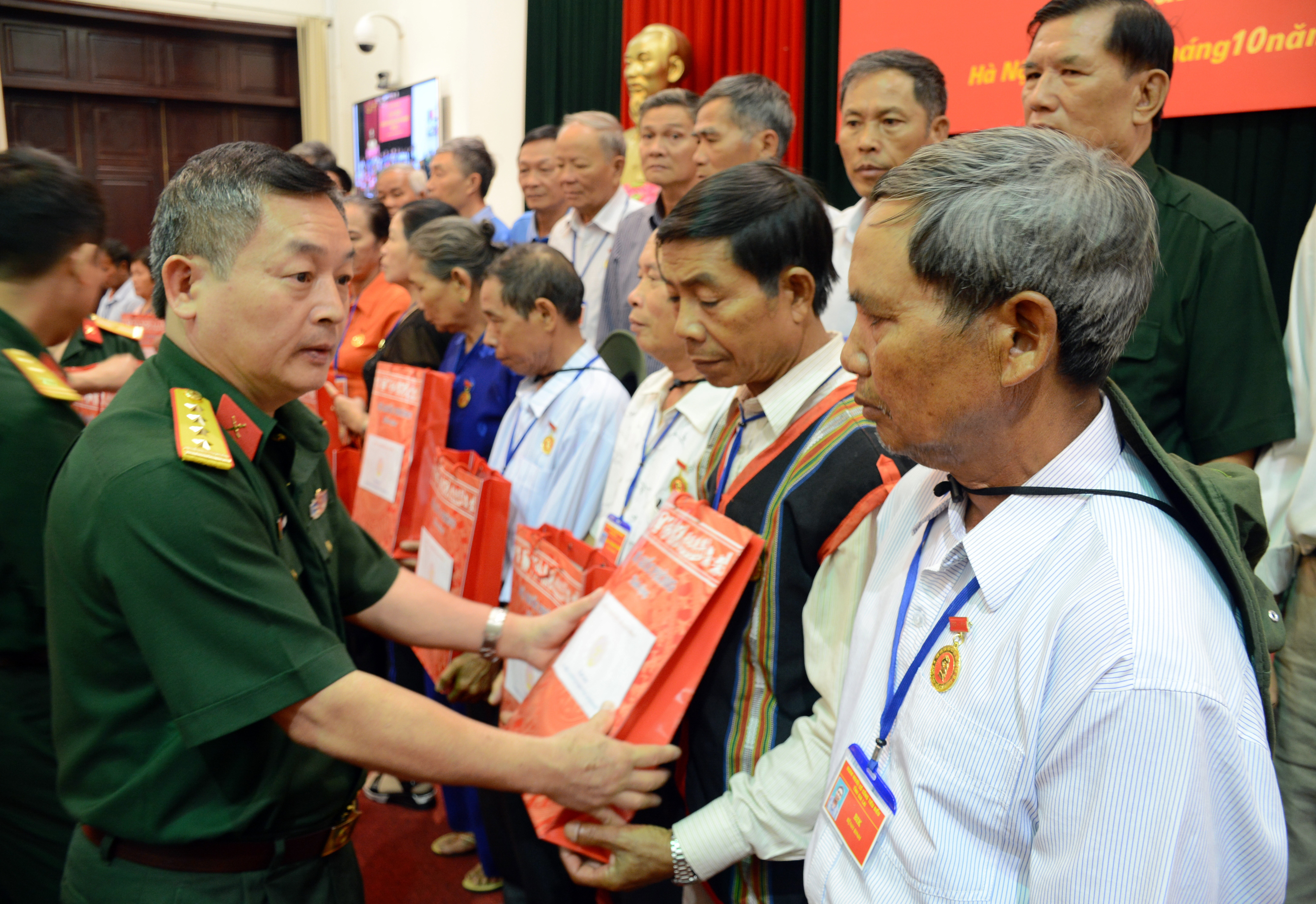 Bộ Quốc phòng gặp mặt người có công với cách mạng tỉnh Gia Lai

