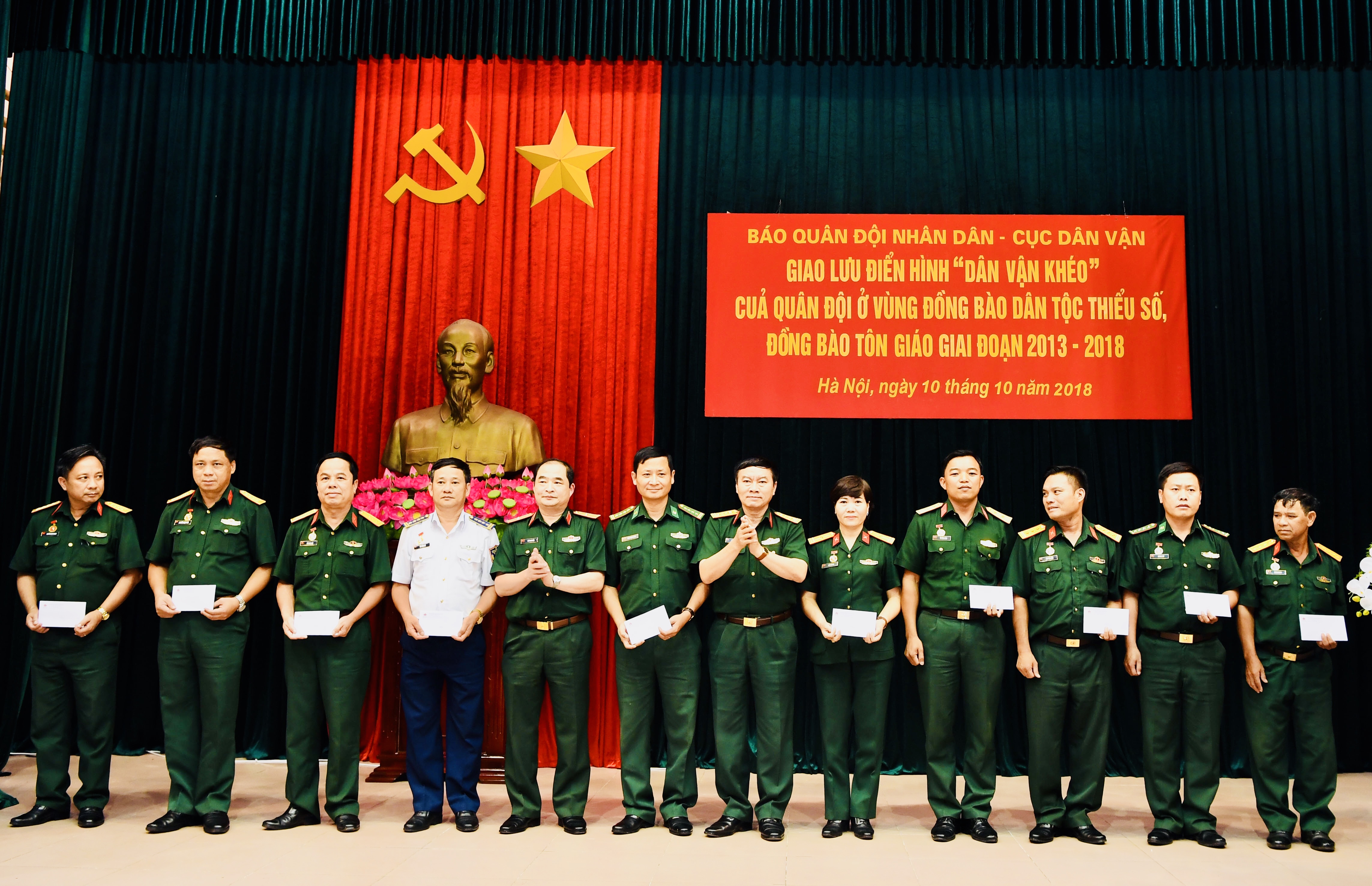 Báo Quân đội nhân dân giao lưu với các điển hình “Dân vận khéo” của Quân đội ở vùng đồng bào dân tộc thiểu số, đồng bào tôn giáo