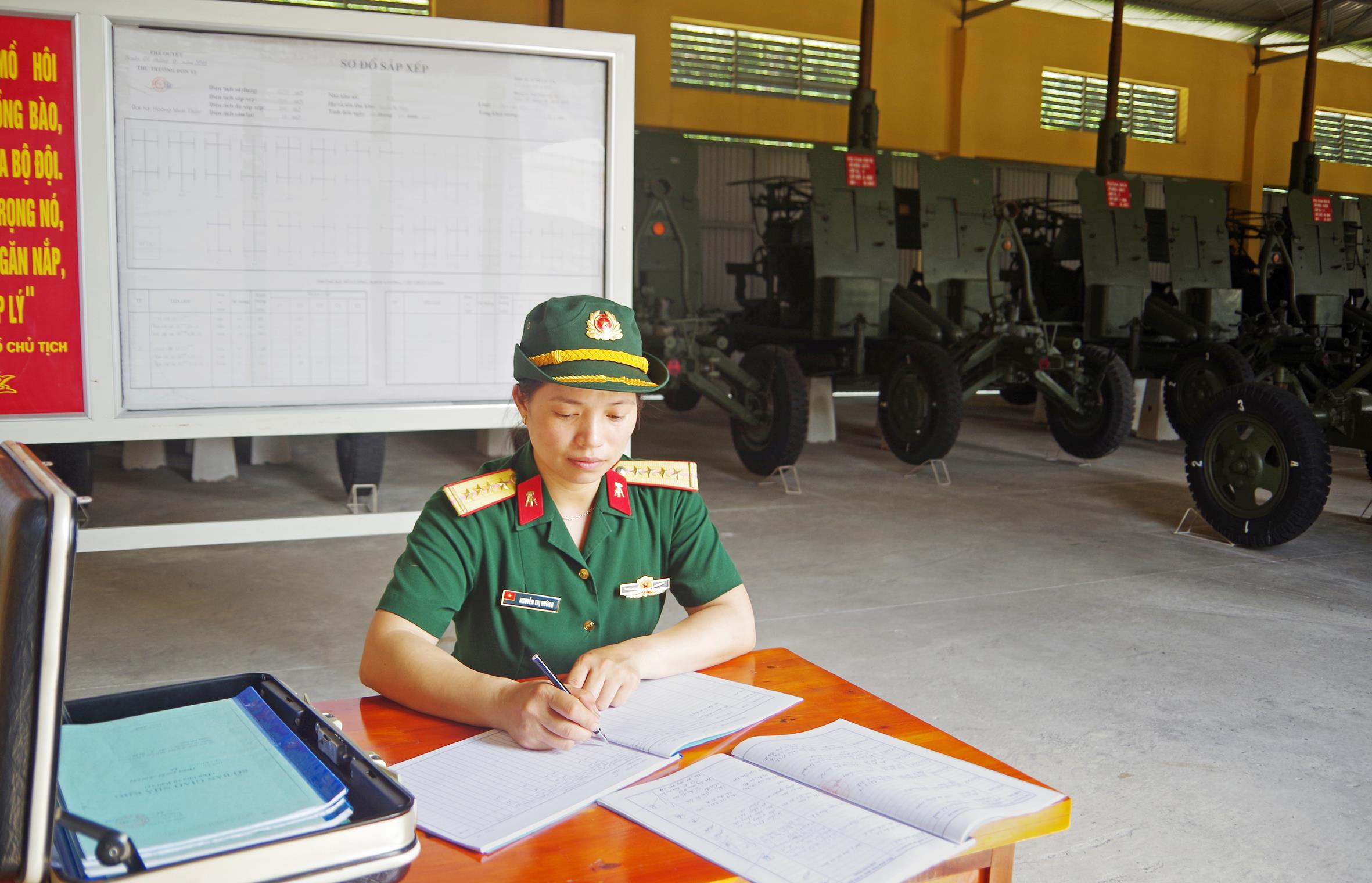 Chuyện về những “bóng hồng” giữ kho