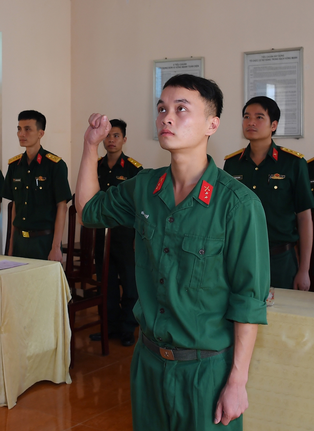 Chiến sĩ Hà Văn Ngữ, Đại đội 8, Tiểu đoàn 2, dân tộc Mường vinh dự tuyện thệ dưới cờ Đảng.