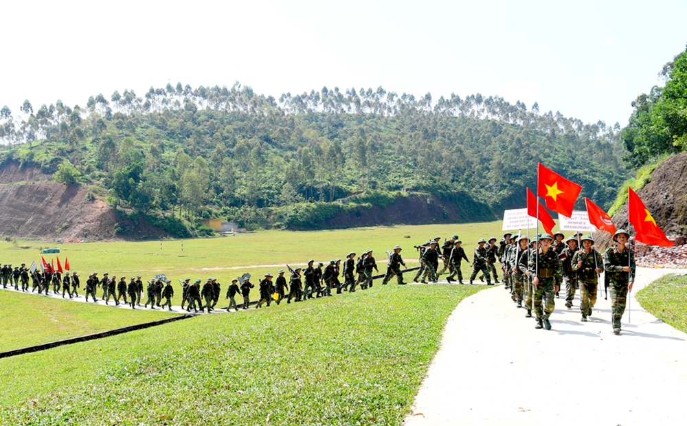 Đại đội 4, Tiểu đoàn 1 trên đường ra bãi tập, Đại đội trưởng là Đại úy Đinh Quang Huy, dân tộc Mường.