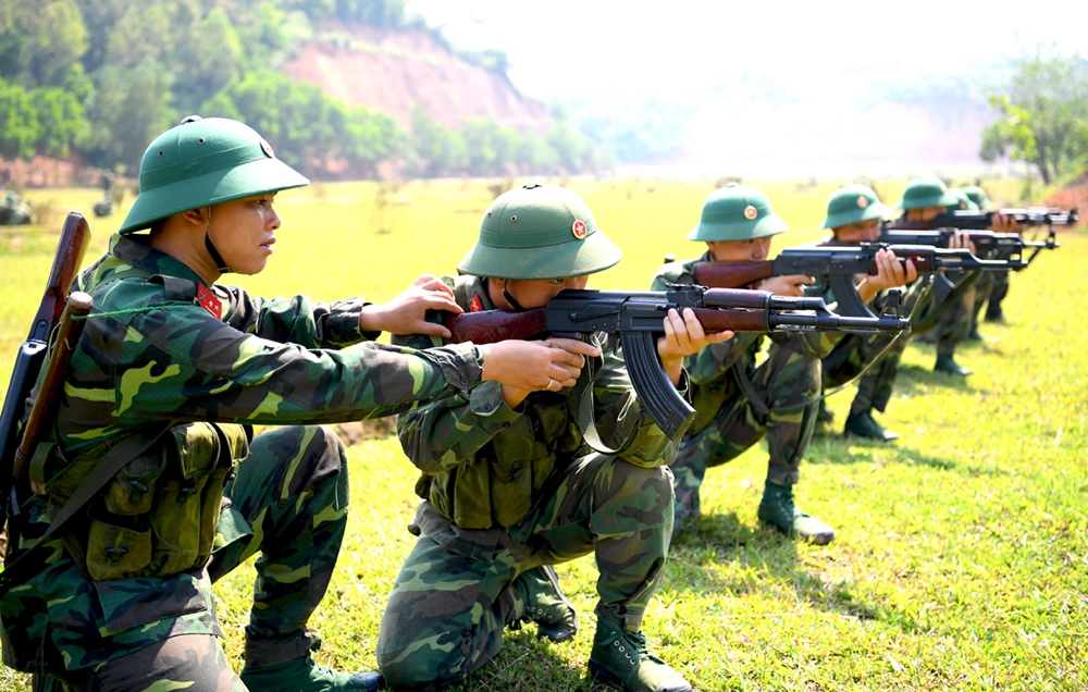 Trung úy Đặng Tòn Khé, dân tộc Mông, Trung đội trưởng Trung đội 1, Đaị đội 2, Tiểu đoàn 1 hướng dẫn bộ đội ngắm bắn.