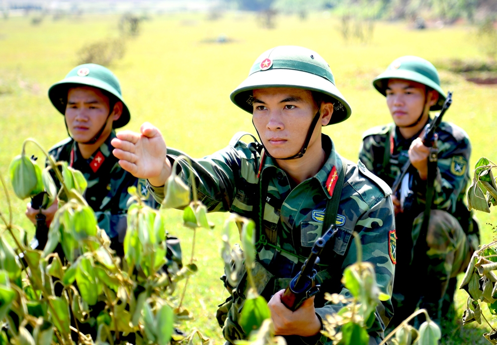 Trung sĩ Páy Văn Nghĩa, Tiểu đội trưởng tiểu đội 3, Đại đội 2, Tiểu đoàn 1, dân tộc Tày đang chỉ huy tiểu đội trên bãi tập chiến thuật.