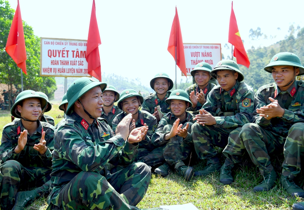 Đại úy Hảng Seo Chúng, dân tộc Mông, Chính trị viên Đại đội 4, Tiểu đoàn 1 vui văn nghệ động viên bộ đội trên bãi tập.