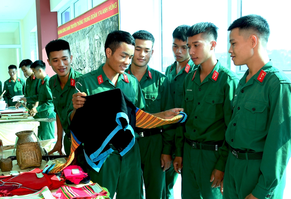 Binh nhất Giàng A Chinh, dân tộc Mông, Đại đội 14 đang giới thiệu với đồng đội trang phục của con trai người Mông mặc trong những ngày lễ ,Tết.
