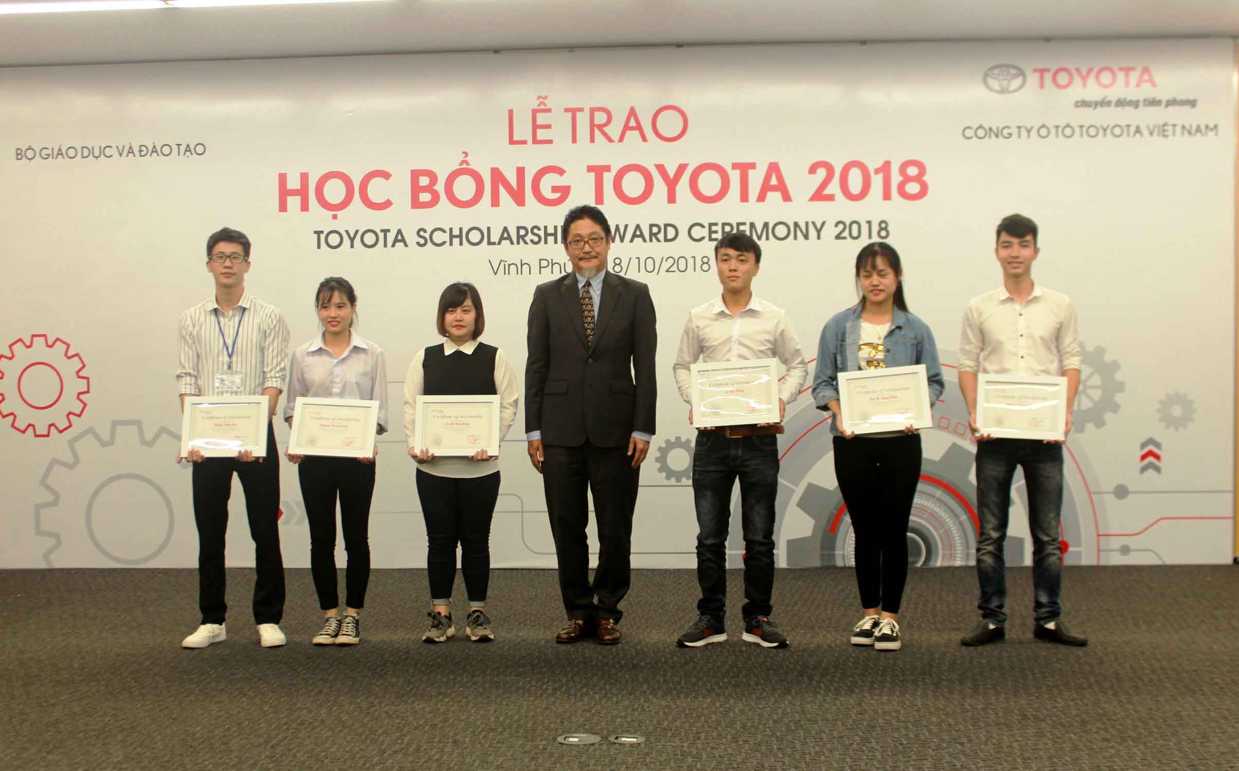 Trao hơn 100 suất học bổng cho sinh viên xuất sắc ngành cơ khí, kỹ thuật