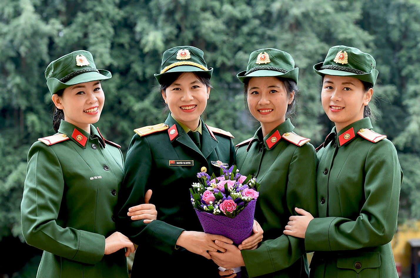 Những “bóng hồng” giữ mạch nguồn thông suốt