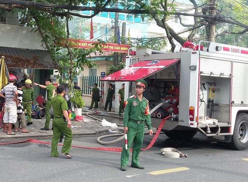 Tận tình giúp dân trong hỏa hoạn