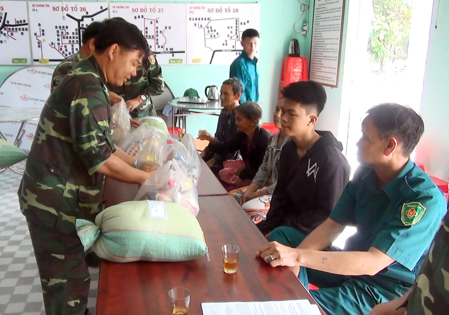 Sư đoàn 9, Quân đoàn 4 tặng quà gia đình chính sách và giúp dân trong diễn tập

