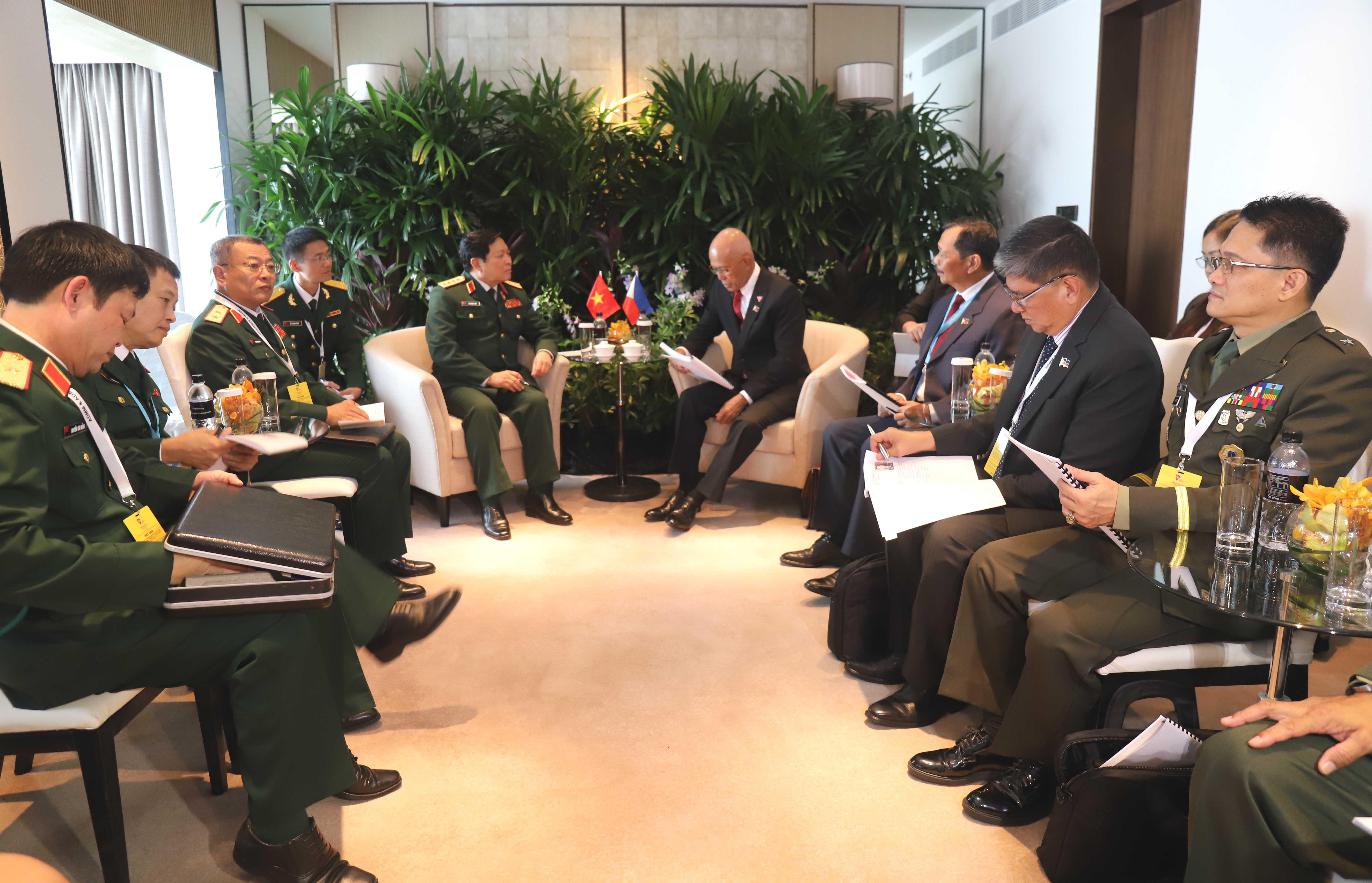 Một số hình ảnh hoạt động của Bộ trưởng Ngô Xuân Lịch trong chuyến tham dự ADMM lần thứ 12 và ADMM+ lần thứ 5