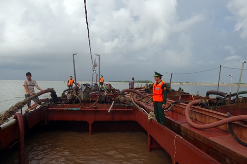 Bộ đội Biên phòng Nam Định bắt 2 tàu khai thác cát trái phép