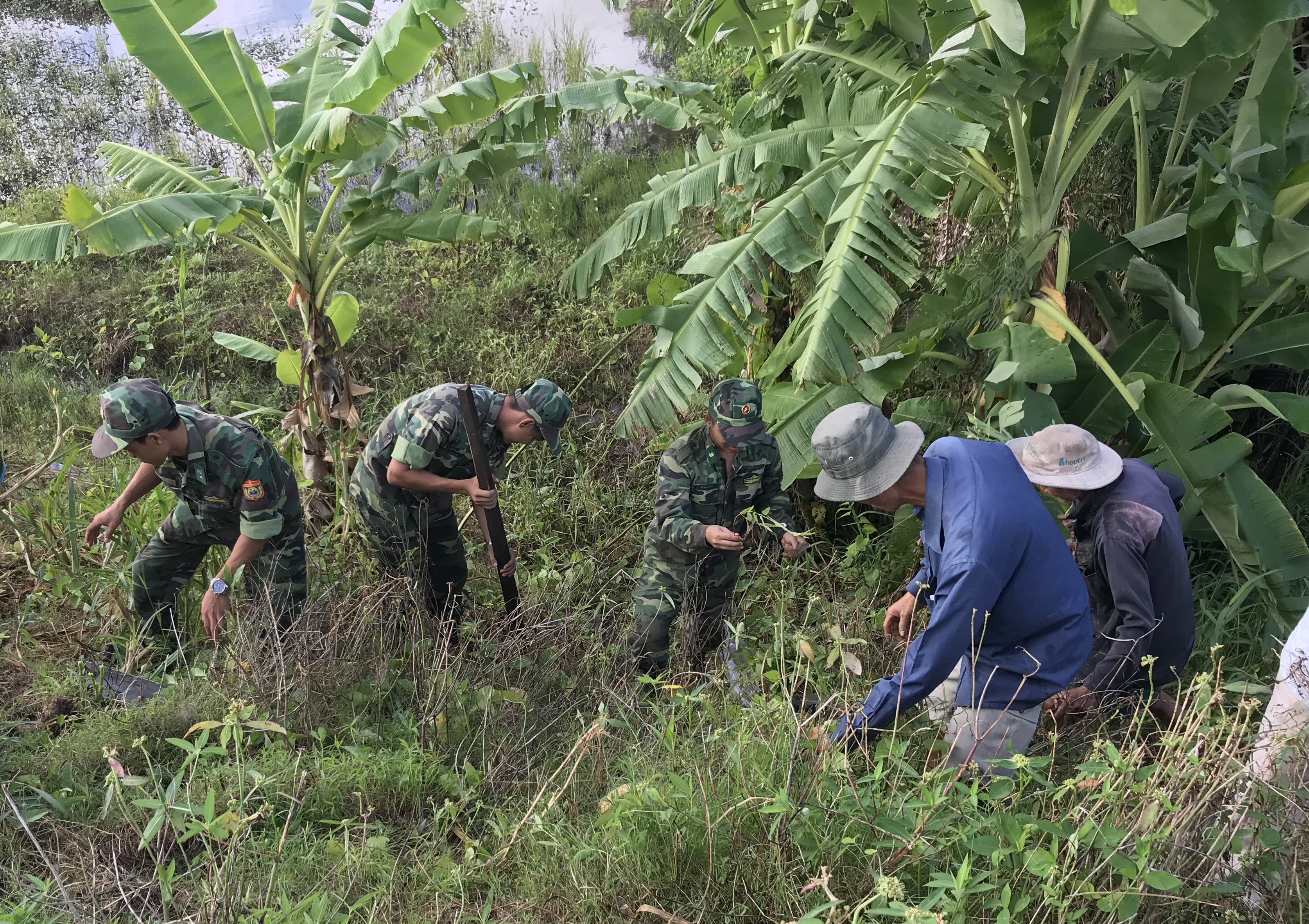 Đồn Biên phòng Cửa khẩu Long Bình giúp dân khắc phục sự cố sạt lở

